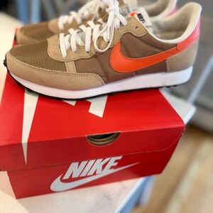 Nike Challenger OG - Dark
Driftwood/Orange/Hemp/White Sneakers. No original box.